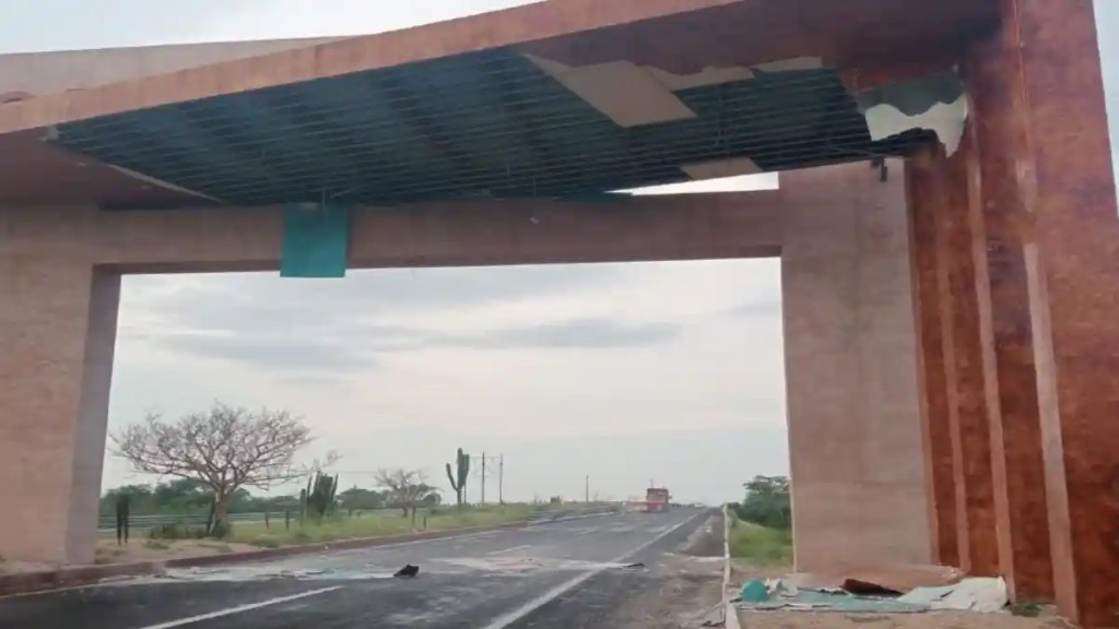 🏛️ Quien dañó la “Puerta de La Paz” deberá pagar su reparación, asegura la&nbsp;alcaldesa