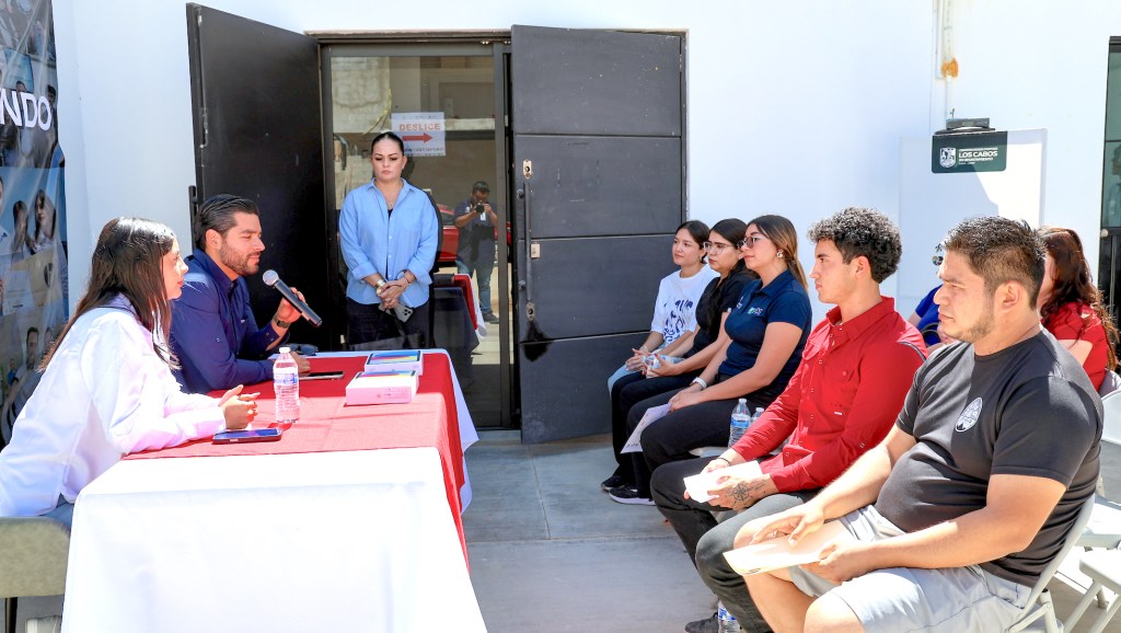 Entregan apoyos económicos y tabletas a jóvenes en Los&nbsp;Cabos