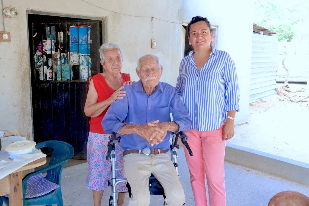 Entrega Ayuntamiento de Los Cabos apoyo asistencial a adulto mayor de la comunidad de Las&nbsp;Casitas
