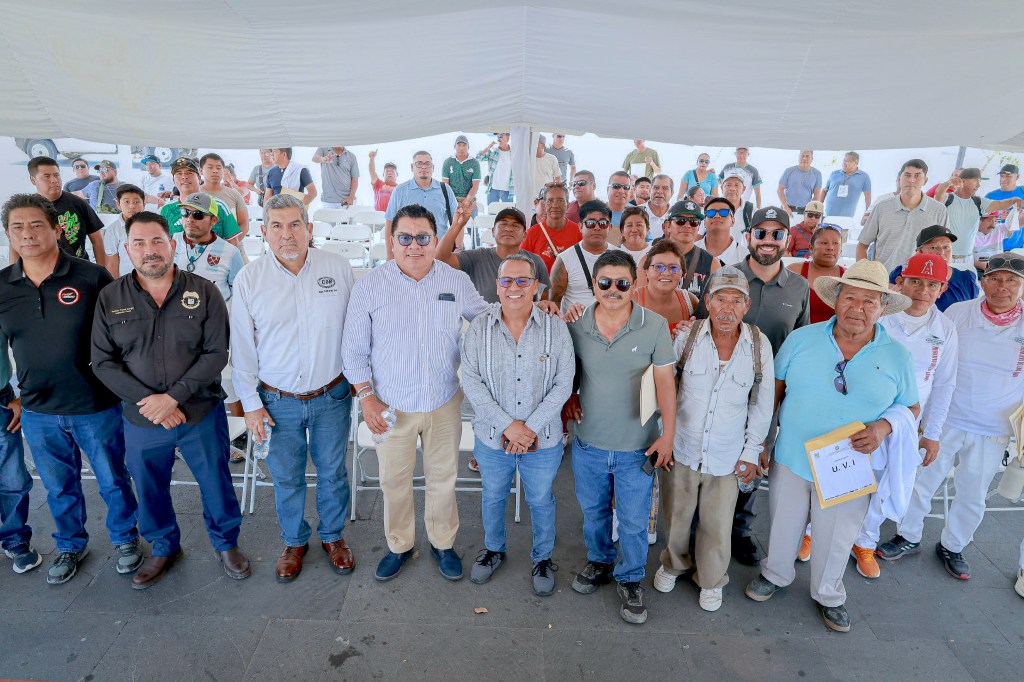 Ayuntamiento de Los Cabos entrega credenciales y uniformes para fortalecer el ordenamiento del comercio&nbsp;ambulante