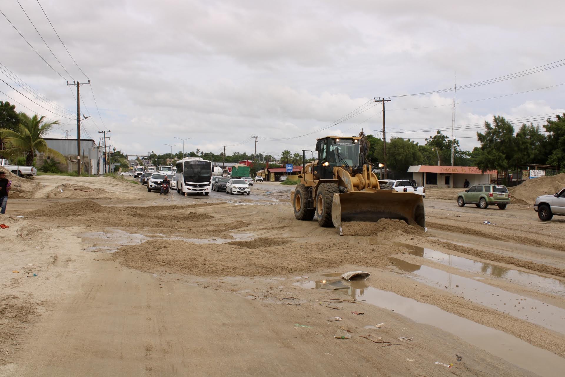 Lluvias de “Simón” dejan tierra y arena en vialidades de Los Cabos; realizan trabajos de&nbsp;limpieza